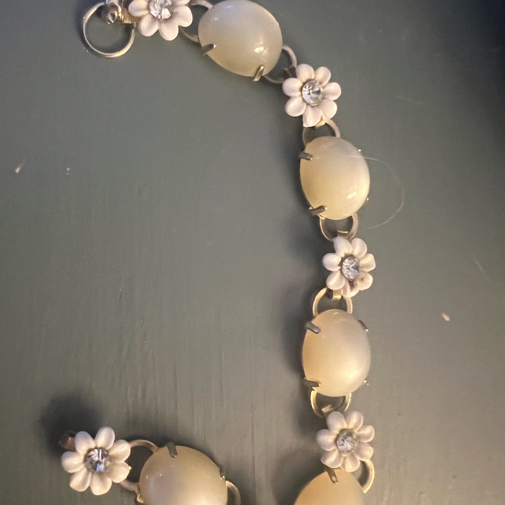 Vintage Elegant White Floral Bracelet